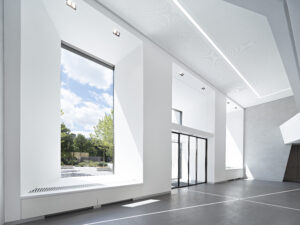 Moderne Architektur mit Tageslicht und klaren Linien.