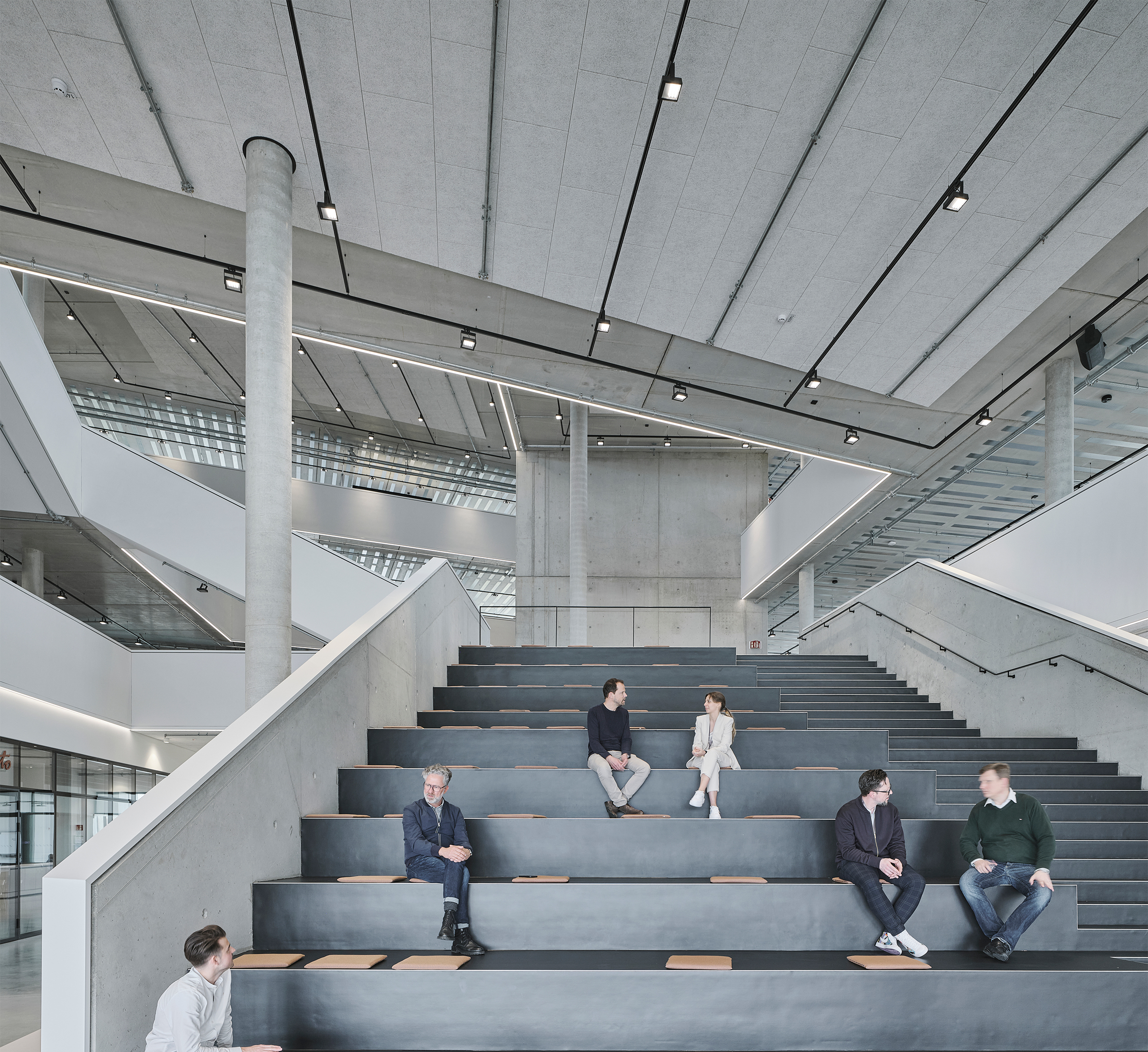 Moderne Architektur mit Menschen auf Betontreppen